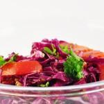 Rodekoolsalade met tomaten en rozijnen