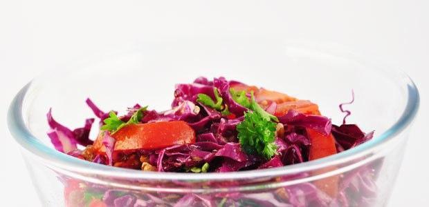 Rodekoolsalade met tomaten en rozijnen