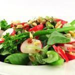 Bimi salade met radijs en notenmelange