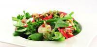 Bimi salade met radijs en notenmelange