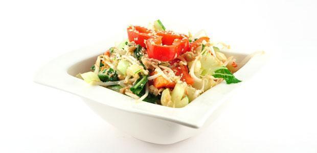 Lauwwarme salade met paksoi en tonijn