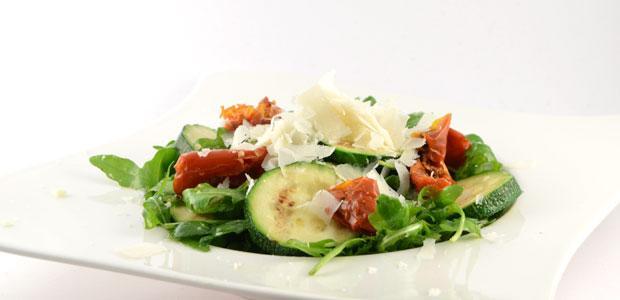 Italiaanse salade met courgette en zongedroogde tomaten