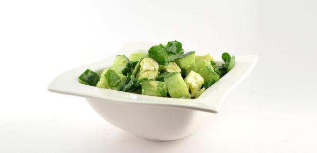 Komkommersalade met avocado munt en feta
