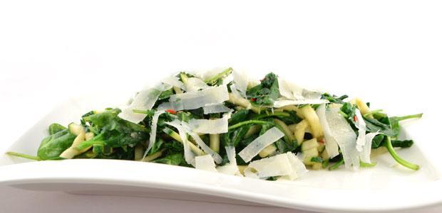 Roerbakschotel met spinazie en courgette