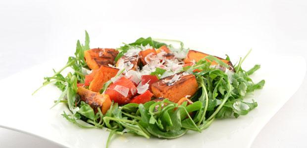 Rucola salade met zoete aardappel en paprika