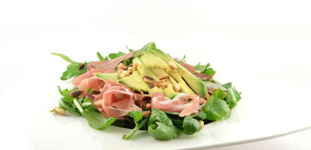 Rucola salade met avocado en prosciutto