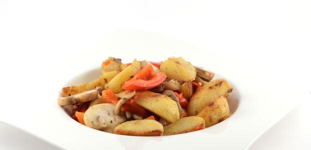 Aardappelschotel met paprika en champignons