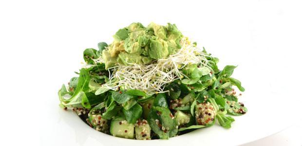 Groene salade met avocado en quinoa