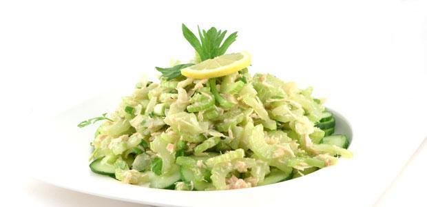 Salade met komkommer bleekselderij en tonijn