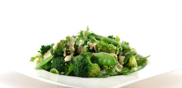 Groene groenten met tahin dressing