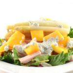 Frisse salade met gerookte kip en het witte goud